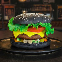 Чёрный бургер с соусом Кола-BBQ в Рестобар Литера