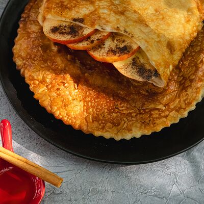 Чебурек Штрудель с яблоком, мёдом и корицей в Чебуреки на Чайковского по цене 230 ₽