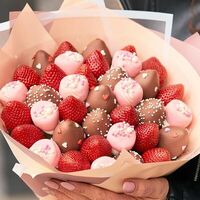 Букет из ягод Сладкая любовь в SweetGift клубника в шоколаде