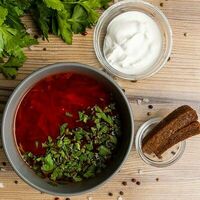 Борщ со сметаной и гренками в Red Mangal