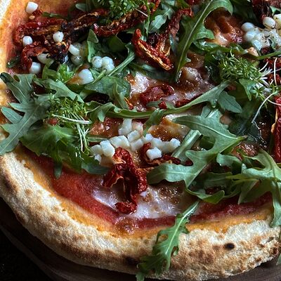 Пицца Рукола и вяленые томаты в Voodoo bar по цене 910 ₽