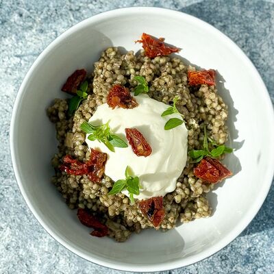 Зеленая гречка с белыми грибами, яйцом пашот и сырным муссом в Food market skolkovo по цене 670 ₽
