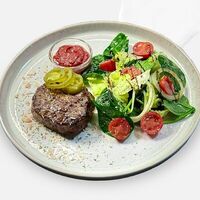 Филе-миньон с летним салатом в Caviar