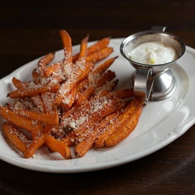 Батат фри с соусом Блю чиз в Harvey & Monica по цене 350 ₽