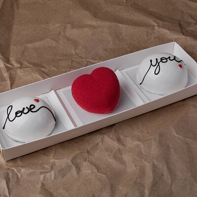 Муссовые пирожные Love на 14 февраля в Cheese it! Bakery по цене 1400 ₽