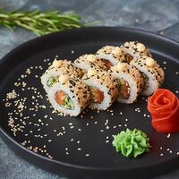 Ролл Калифорния в кунжуте с лососем в Баба роллс