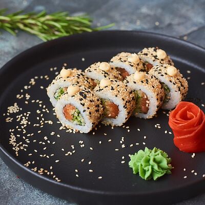 Ролл Калифорния в кунжуте с лососем в Баба роллс по цене 330 ₽