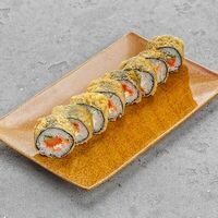 Теплый ролл с лососем в SUSHIZO