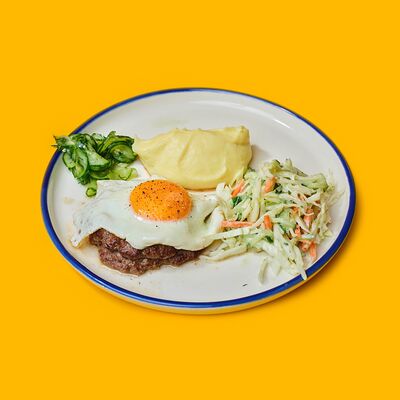 Биф-плейт с глазуньей, картофельным пюре, коул слоу и малосольным огурчиком в Крутые желтки по цене 660 ₽