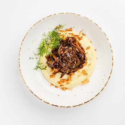 Томленые говяжьи щёчки в перечном соусе с картофельным пюре в Бублик по цене 830 ₽