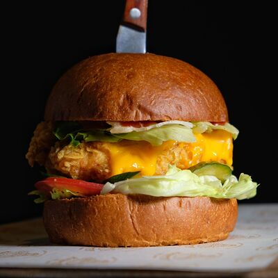 Бургер с курицей в панировке в Крафтер по цене 700 ₽