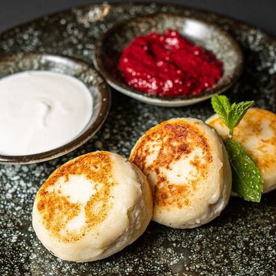 Сырники с греческим йогуртом и джемом в Wellfood по цене 22 р.