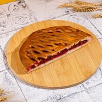 Половина пирога с яблоком и брусникой в Пекарня Буханка