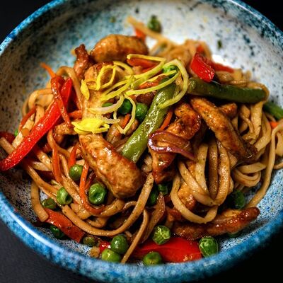 Вок со свининой и овощами в Рога Лося по цене 300 ₽