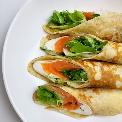 Блины с лососем, творожным сыром и зеленью в Атмосфера по цене 900 ₽