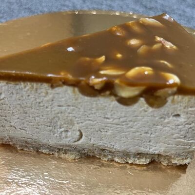 Чизкейк карамельно-арахисовыйв Сербия по цене 451 ₽