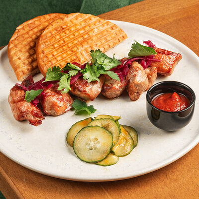 Шашлык из свинины с огурцами кимчи и домашней аджикой с теплой лепешкой в Булгаков по цене 780 ₽