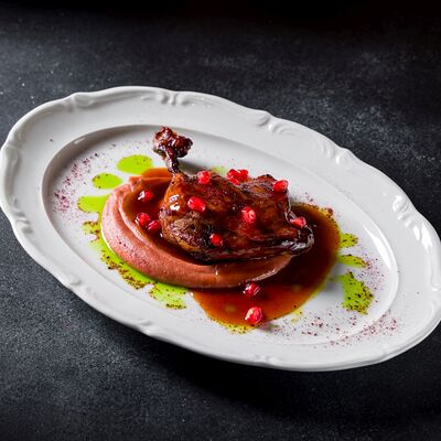 Утиная ножка конфи с пюре из печеных яблок в Шале Берёзка по цене 1350 ₽