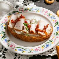 Брускетта с индейкой и вялеными томатами в Катюша Katyusha