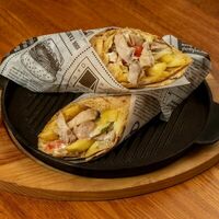 Фирменный сувлак в лаваше с куриным филе в Бистро Время Есть
