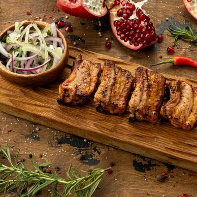 Шашлык из свиных ребрышек в Вкусно есть всё на углях по цене 820 ₽