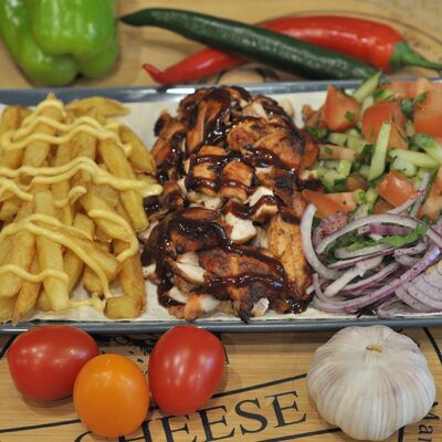 Шаверма из курицы на тарелке с картофелем фри в Кебаб экспресс по цене 340 ₽