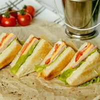 Клаб-сэндвич с ветчиной и сыром в NeButer sandwiches&more