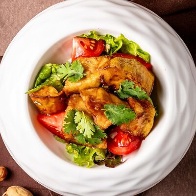 Салат с баклажанами, томатами и страчателлой в кисло-сладком соусе в Карас по цене 680 ₽