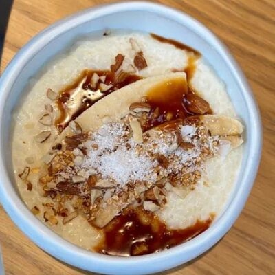 Каша рисовая с бананом и карамельюв Camon Cafe по цене 530 ₽