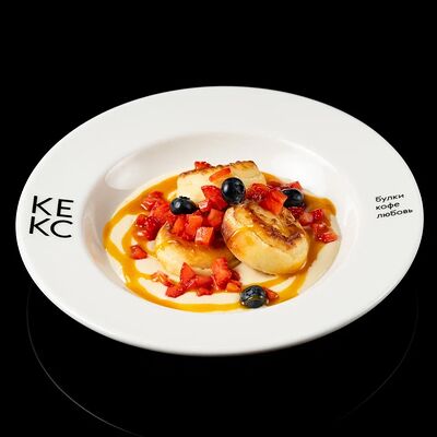 Сырники из рикотты с кремом из ряженки и ягодами в Кекс по цене 480 ₽