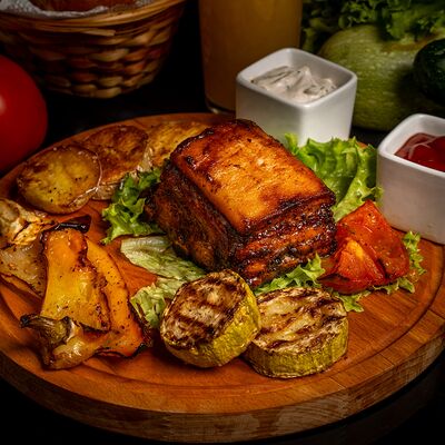 Запечённые ребра свиные с запечёнными овощами в Тесоро по цене 980 ₽