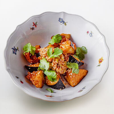 Салат с хрустящими баклажанами и томатамив Ava bistro по цене 960 ₽