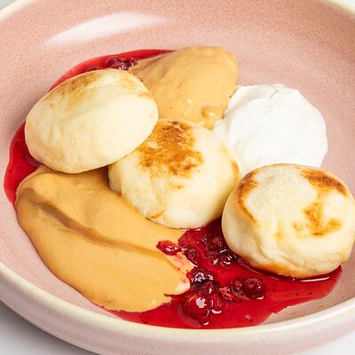 Сырники с вареной сгущенкой и брусникой в Lilian's cafe по цене 520 ₽