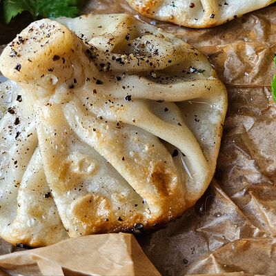 Хинкали свино-говяжьи жареные в Сытый Гусь по цене 150 ₽