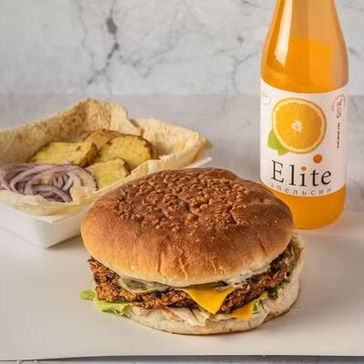 Комбо с бургером в Уголок вкуса по цене 1075 ₽