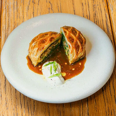 Слоёный пирог с рапанами, сморчки, чеддер в Кусто по цене 970 ₽