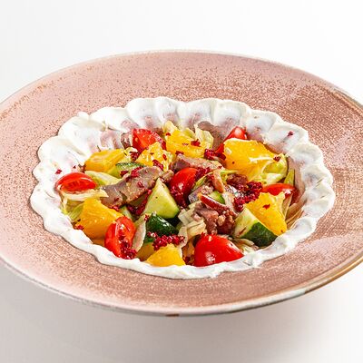 Салат с сомом унаги, свежими овощами, крем-сыром и сегментами цитрусовыхв Амаретти по цене 650 ₽