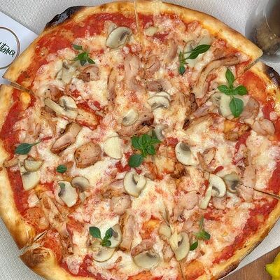Пицца с курицей и грибами в Моя Италия по цене 825 ₽