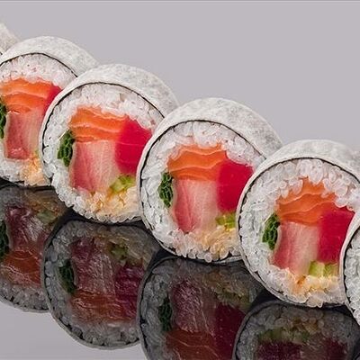 Ролл из тунца еллоуфин, лосося, лакедры, перца чили с соусом спайси в Bluefin по цене 3930 ₽