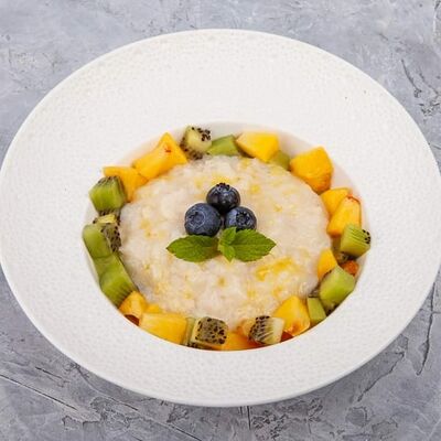 Рисовая каша с фруктами на кокосовом молоке в Наше место по цене 390 ₽