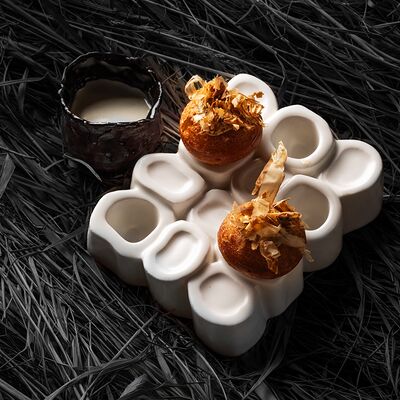 Пончики с грибами, стружкой бонито и горячим сливочным бульоном в Tunguska по цене 428 ₽