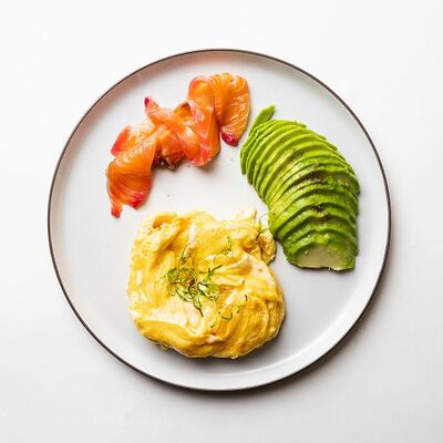 Омлет с авокадо и слабосоленым лососем в Anytime cafe по цене 5090 ₸