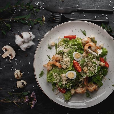 Салат Цезарь с креветками в Асгард по цене 814 ₽