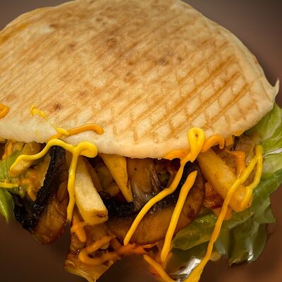 Шаурма в пите Хоттабыч рекомендует с грибами и картошкой фрив Вкусно у араба по цене 498 ₽