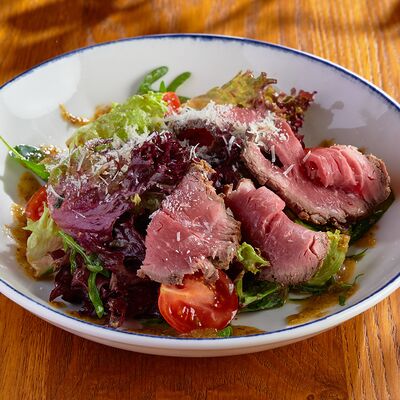 Салат с домашним ростбифом в BBQ Beer Restaurant по цене 1030 ₽