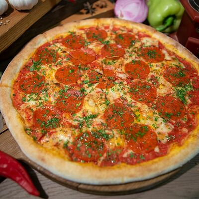 Пицца Пепперони в Пармезан и пури по цене 355 ₽