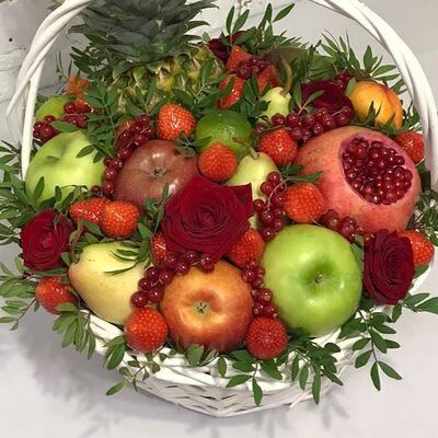 Корзина с фруктами, ягодами и розами в Buketonline - Съедобные букеты и клубника в шоколаде по цене 10450 ₽