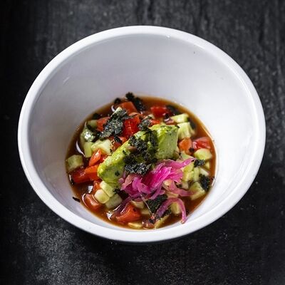 Тартар лосось, авокадо и соус понзу в Техникум по цене 740 ₽