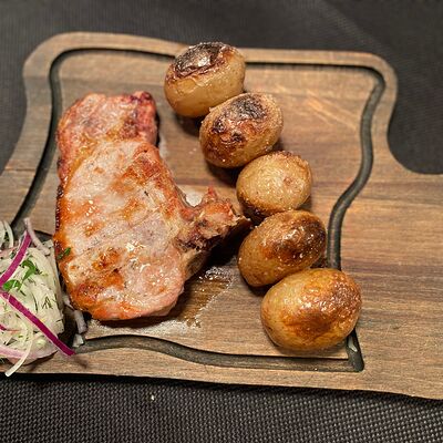 Свиная корейка с запеченными картофелем в Бакинский Chef по цене 615 ₽