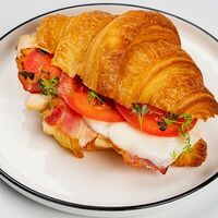 Круассан с курицей и беконом в Муза